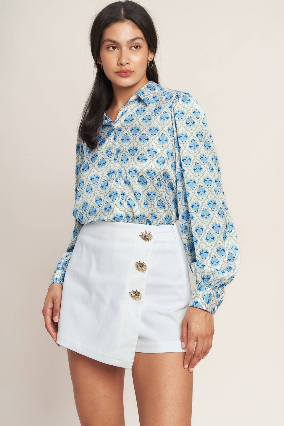 A solid woven skort
