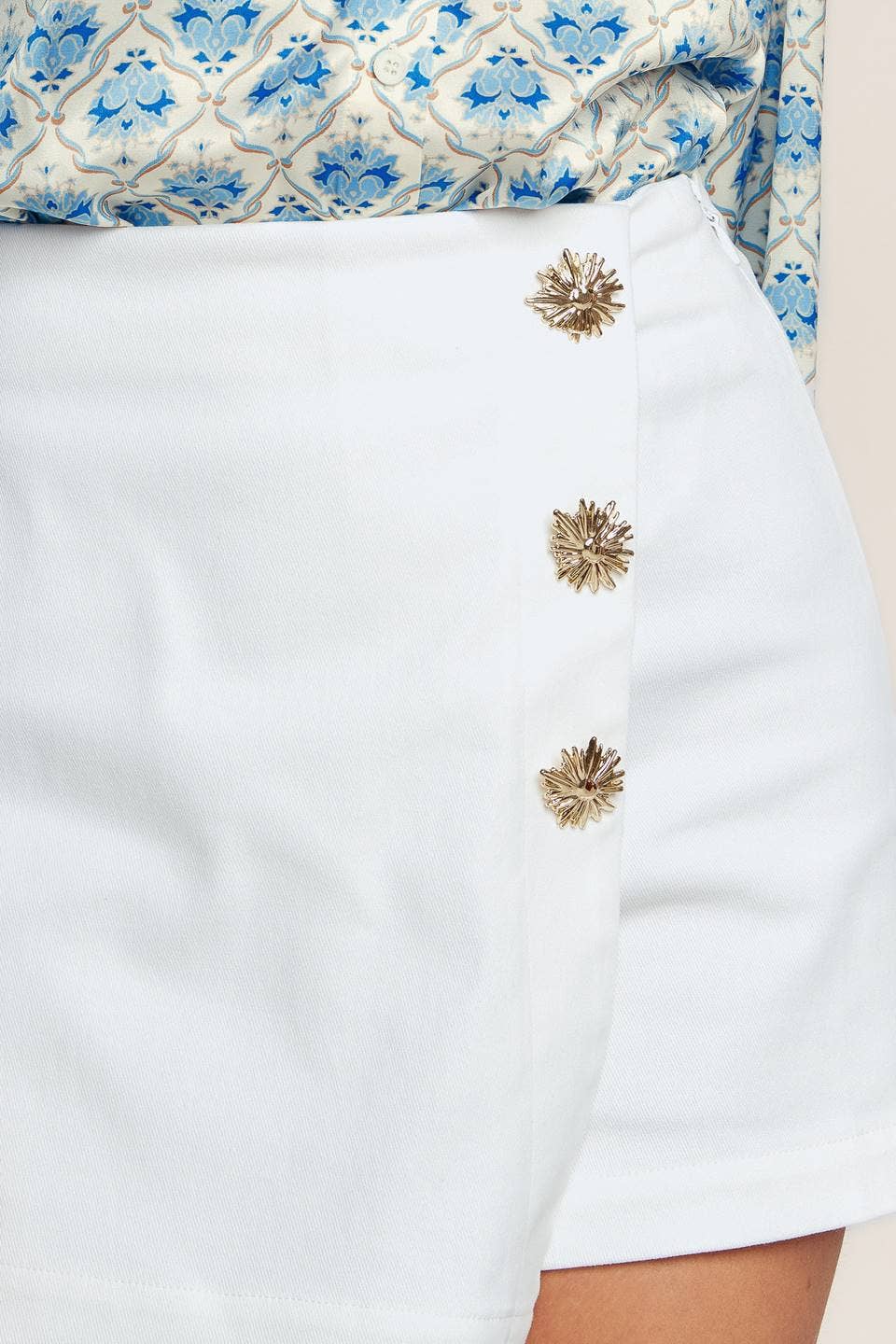 A solid woven skort