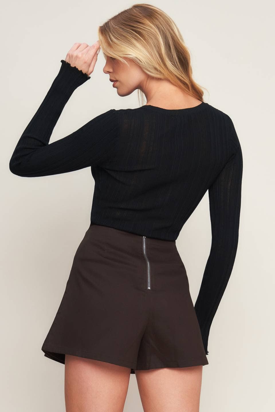 A solid woven skort