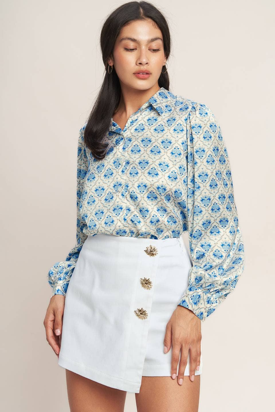 A solid woven skort