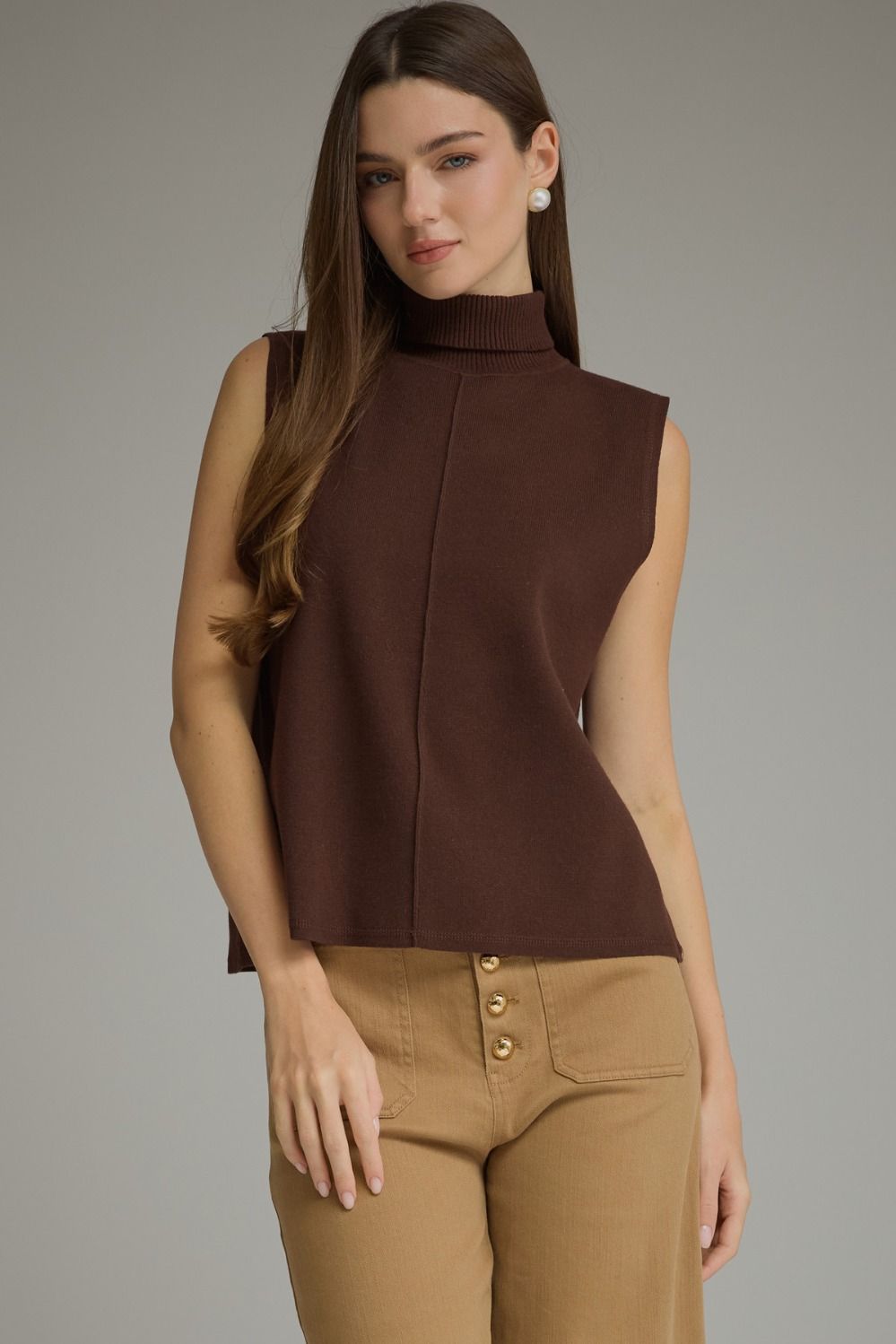 Sleevless brown turtle neck