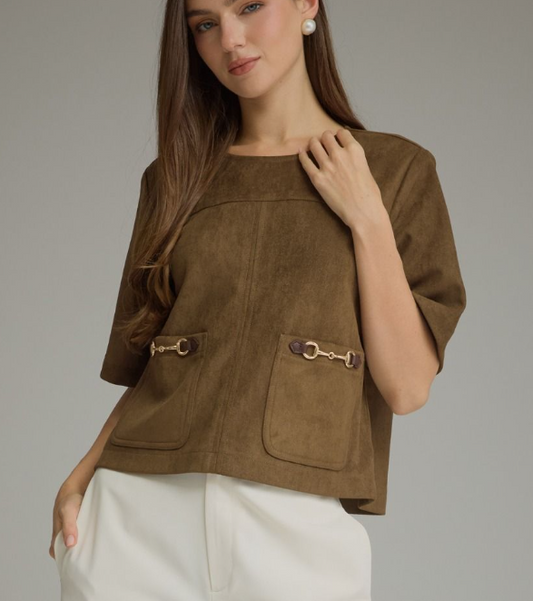 Solid short sleeve top with a boat neckline and front patch pockets. Metal hardware detail at pockets. Back zipper. Unlined. Woven. Non-sheer. Lightweight.