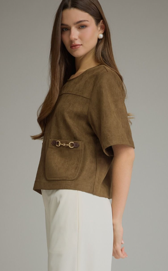 Solid short sleeve top with a boat neckline and front patch pockets. Metal hardware detail at pockets. Back zipper. Unlined. Woven. Non-sheer. Lightweight.